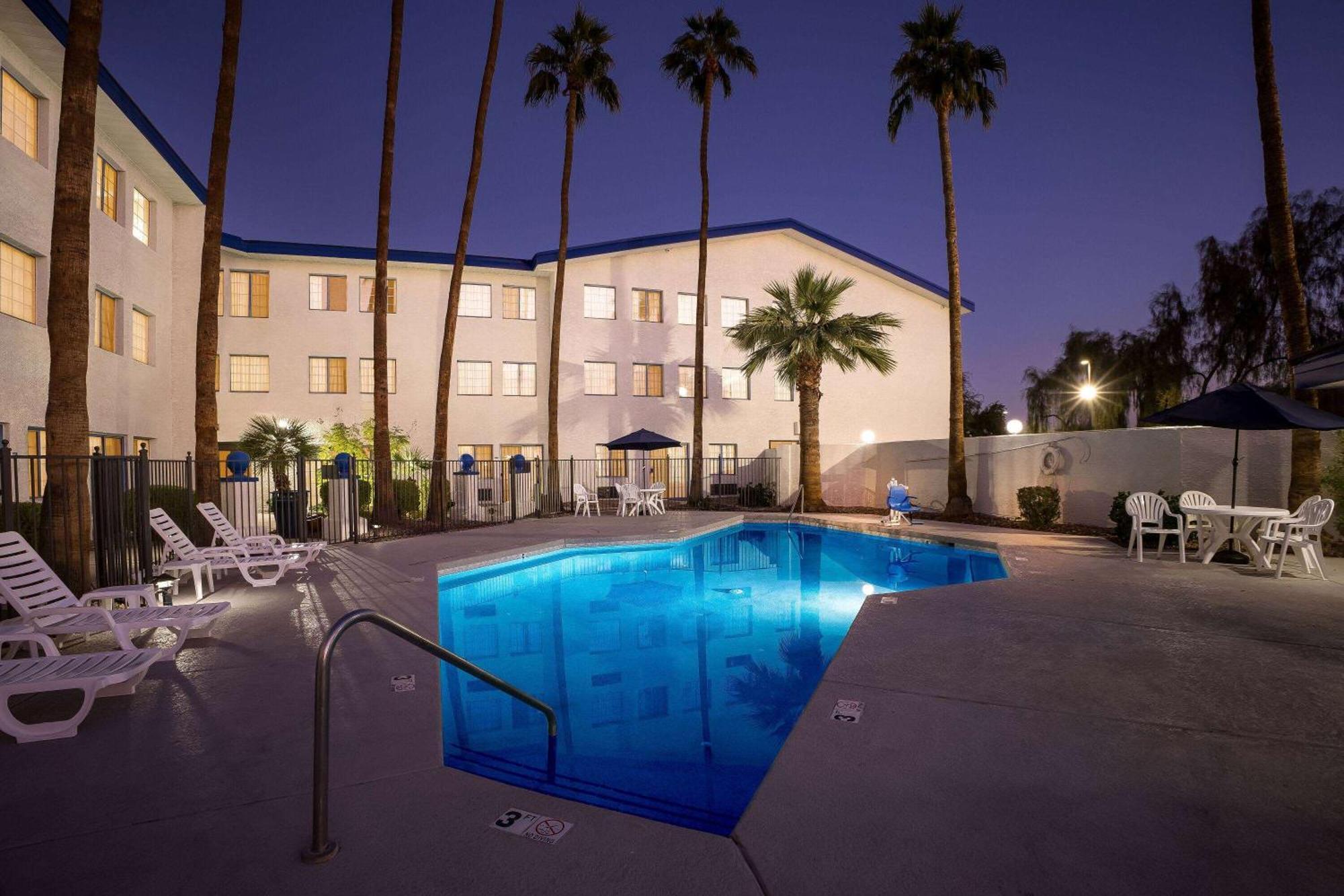 Days Inn & Suites By Wyndham Mesa Near Phoenix Εξωτερικό φωτογραφία